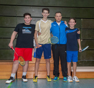 Die erfolgreichen Badminton-Nachwuchsspieler v. l. Florian Katholing, Sidney Fischer, Trainer und Abteilungsleiter Jörg Schnappauf und Fritz Kropf