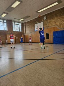 Der U12-Spieler Béla Schneider von der Turnerschaft Kronach Basketball wirft einem schönen Jumper.